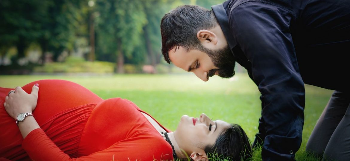 Outdoor Maternity Photoshoot poses with husband