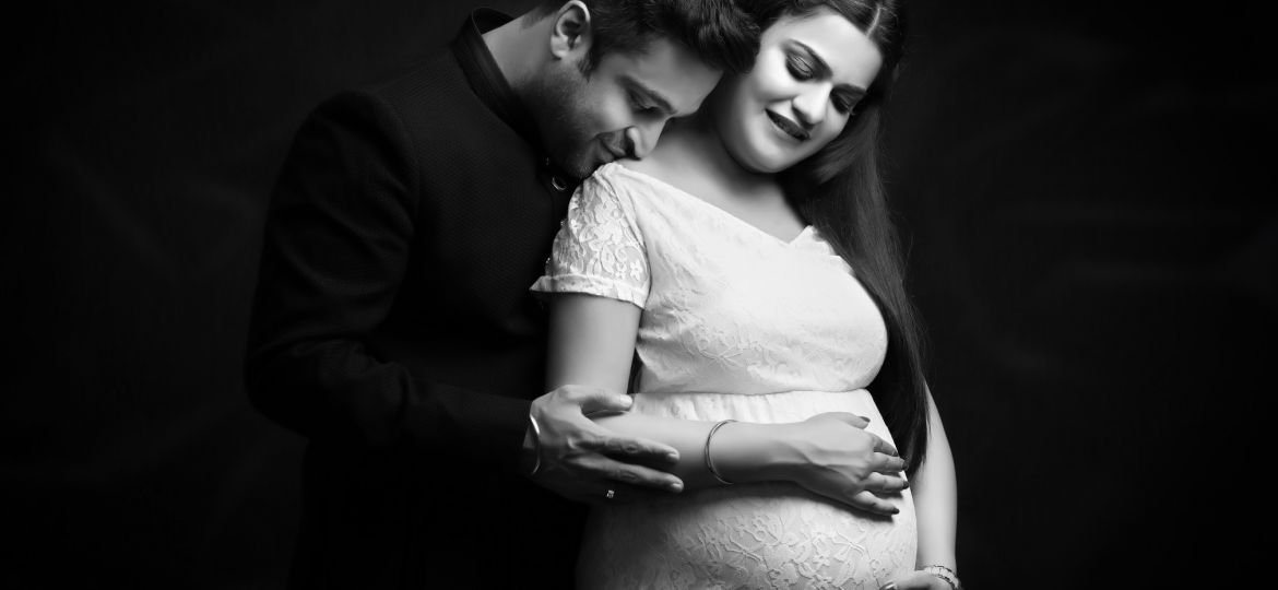 maternity photoshoot poses with husband 2