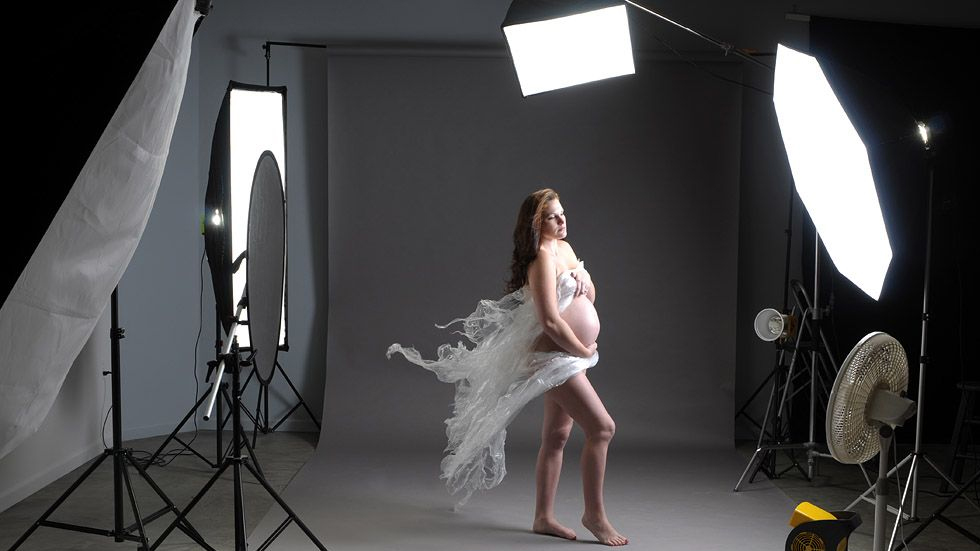 artificial lighting for maternity photoshoot